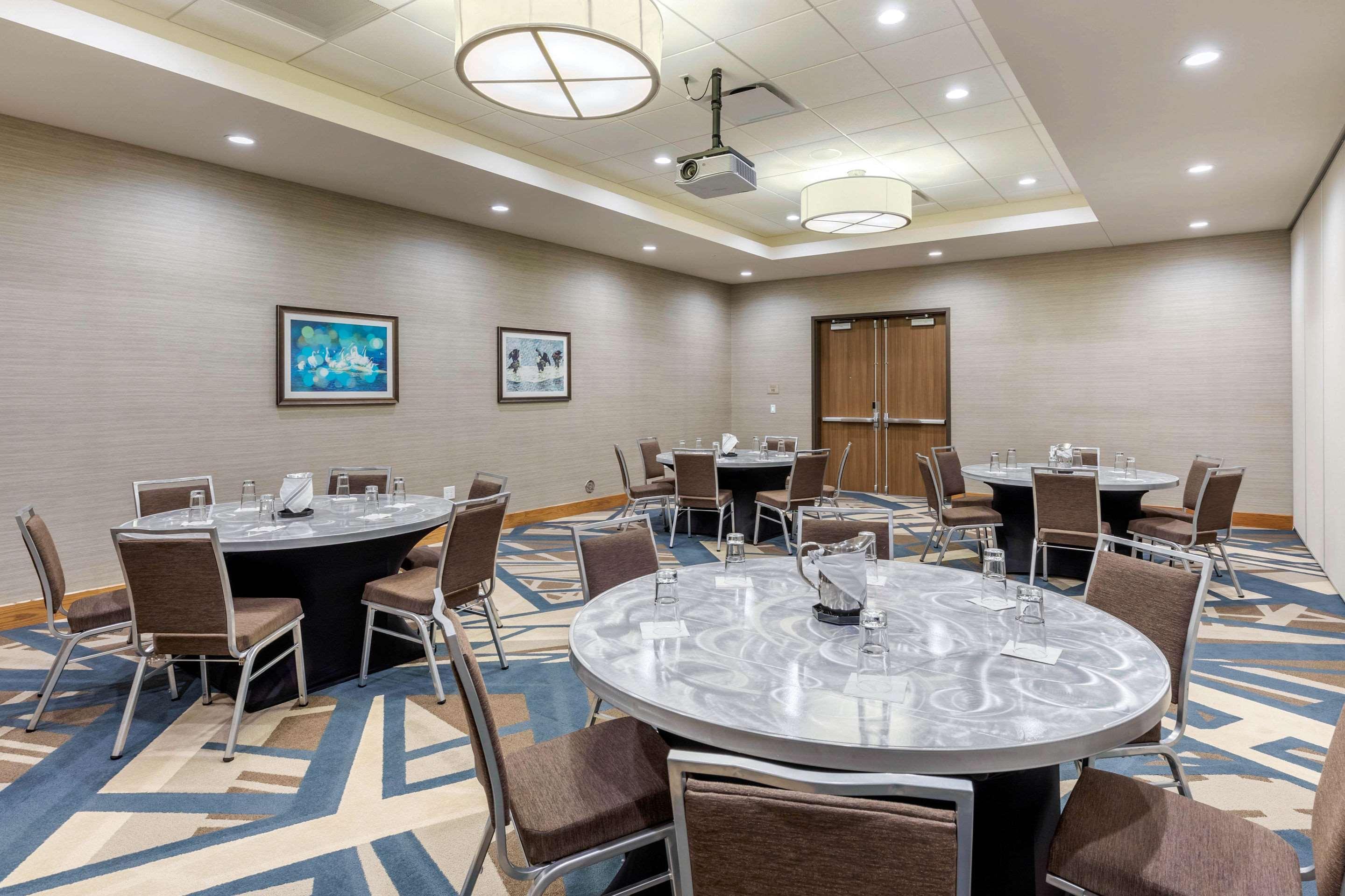 Cambria Hotel Davenport Quad Cities Беттендорф Экстерьер фото