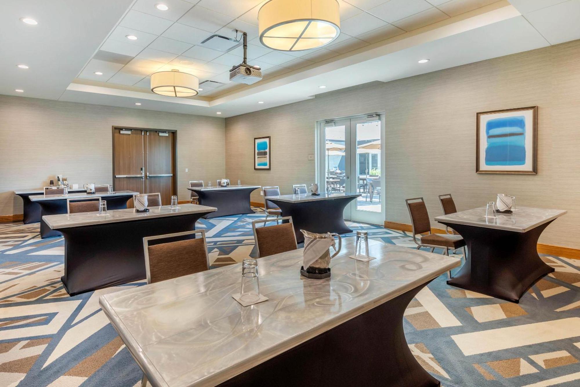 Cambria Hotel Davenport Quad Cities Беттендорф Экстерьер фото